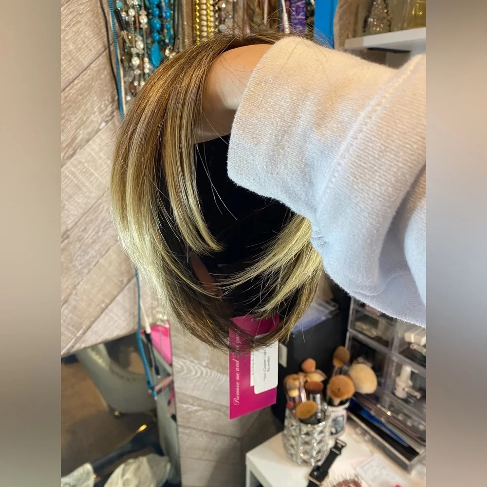 Vivì Golden Light Brunette Short Layered Wig - Lightweight Synthetic